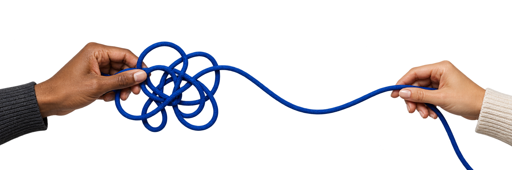 Dos manos desenredan un cordón azul, una metáfora de simplificar el trabajo juntos